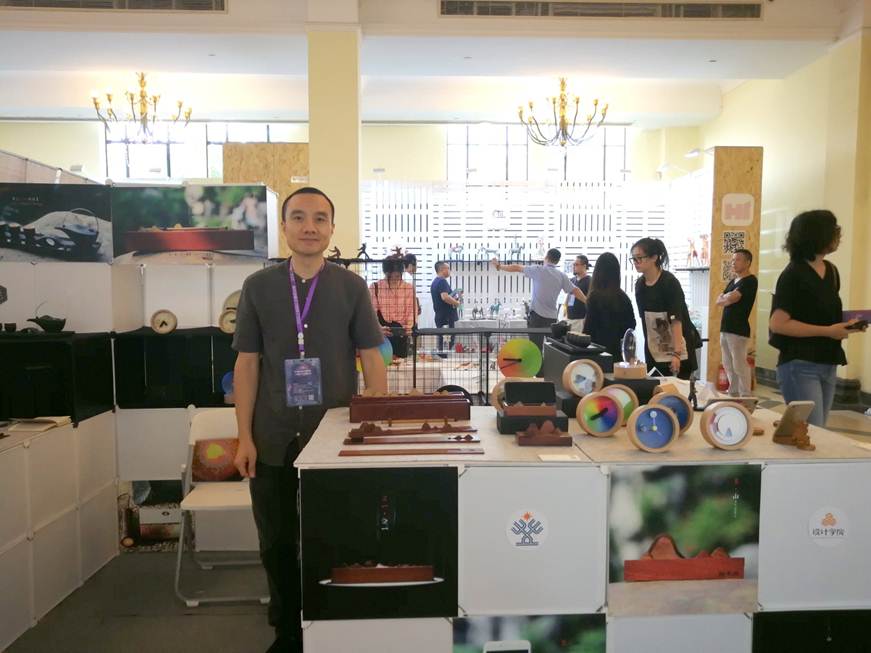 说明: D:\2018年新闻\2018.9.6太阳官网设计学院教师携文创成果亮相2018上海设计周\上海设计周现场图片\QQ图片201809060945562.jpg