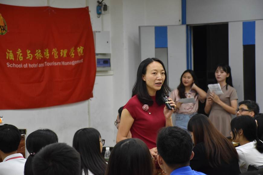 说明: D:\2018年新闻\9月10日 酒管学院联手校法律协会共同举办交通安全教育讲座\甘慕仪书记致辞.jpg