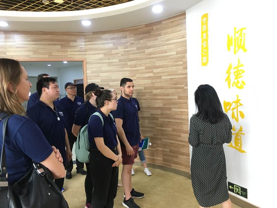 说明: D:\2018年新闻\9月11日 澳大利亚TAFE北悉尼学院学生交流团来访太阳官网\参观烹饪实训中心.jpg