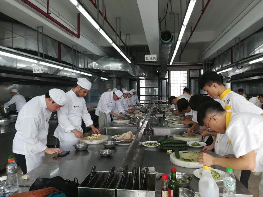 说明: D:\2018年新闻\9月11日 澳大利亚TAFE北悉尼学院学生交流团来访太阳官网\交流团与学生共同上实训课程.jpg