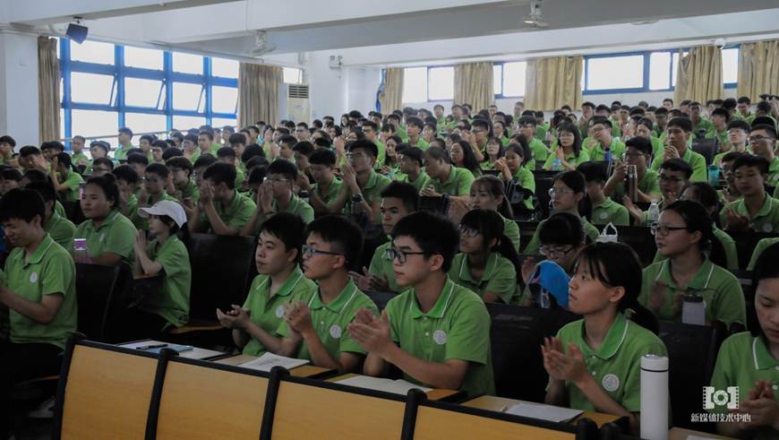 说明: D:\2018年新闻\电信学院书记院长第一课\2018.09.11 讲座照片\6.1.jpg