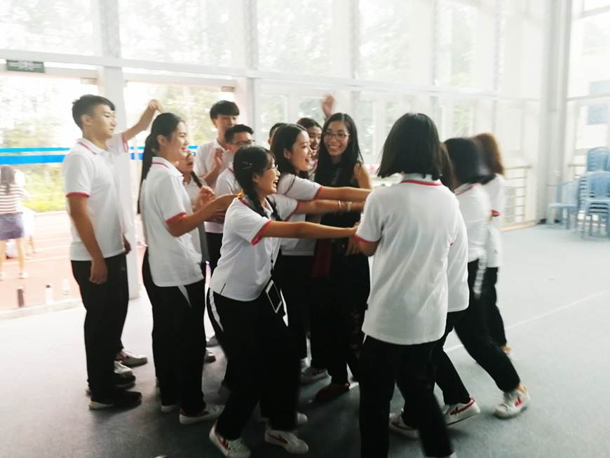 说明: D:\2018年新闻\9月12日太阳官网2018级新生心理团辅圆满完成\眉飞色舞.jpg