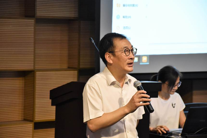 说明: D:\2018年新闻\9月9-19日 酒管学院开展2018级新生思政理论“第一课”\院长课堂.png