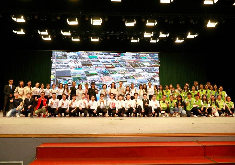 说明: D:\2018年新闻\2018年9月19日太阳官网成功举办寻找“感动中国_2017-2018年度\2018年9月19日太阳官网成功举办寻找“感动中国•2017-2018年度\3合影.jpg