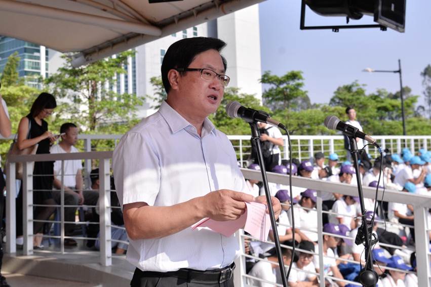 说明: D:\2018年新闻\9月29日 开学典礼暨军训总结大会\王亮\选\领导+颁奖\夏伟校长作开学典礼致辞，为新生上思政第一课.JPG