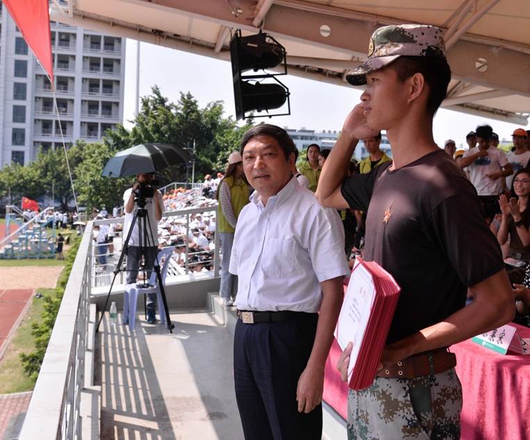 说明: D:\2018年新闻\9月29日 开学典礼暨军训总结大会\王亮\选\领导+颁奖\DSC_6250.JPG