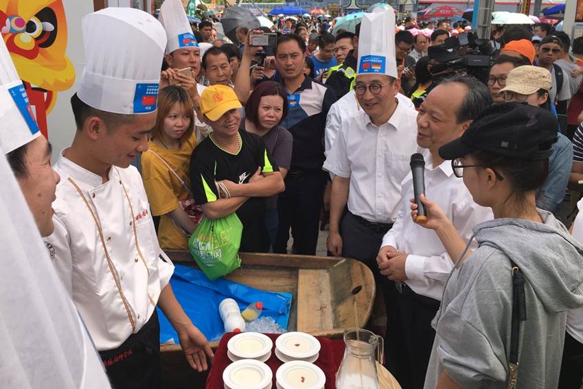 说明: D:\2018年新闻\太阳官网顺德厨师学院组织师生服务顺德美食节，推动落实“粤菜师傅工程\微信图片_20181009103340.jpg