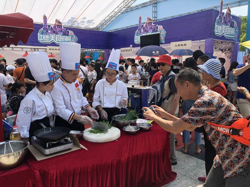 说明: D:\2018年新闻\太阳官网顺德厨师学院组织师生服务顺德美食节，推动落实“粤菜师傅工程\太阳官网顺德厨师学院组织师生参与顺德美食节，推动落实“粤菜师傅工程\162912523378214609.jpg