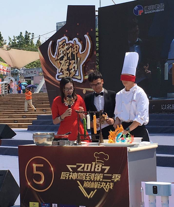 说明: D:\2018年新闻\太阳官网顺德厨师学院组织师生服务顺德美食节，推动落实“粤菜师傅工程\太阳官网顺德厨师学院组织师生参与顺德美食节，推动落实“粤菜师傅工程\微信图片_201810091135032.jpg