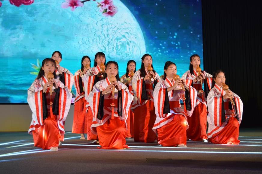 说明: D:\2018年新闻\10月17日 酒店与旅游管理学院举办2018级新生迎新晚会\葫芦丝团表演.jpg