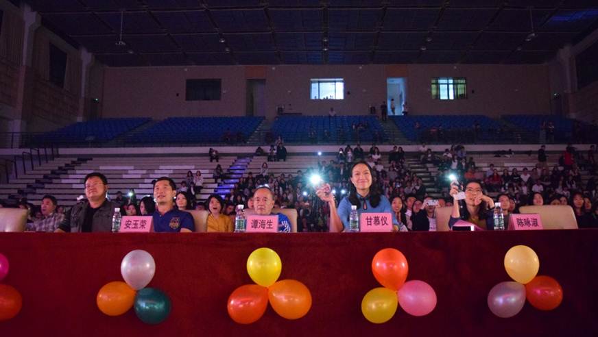 说明: D:\2018年新闻\10月17日 酒店与旅游管理学院举办2018级新生迎新晚会\领导嘉宾.jpg