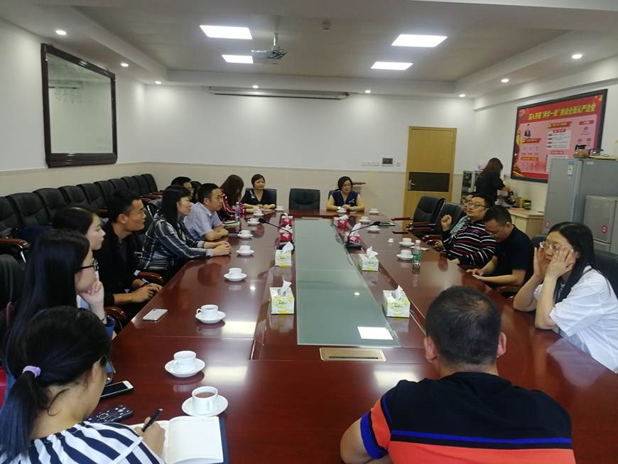 说明: D:\2018年新闻\2018年10月19日太阳官网心理健康教师前往伍仲珮纪念医院交流学习\案例讨论.jpg