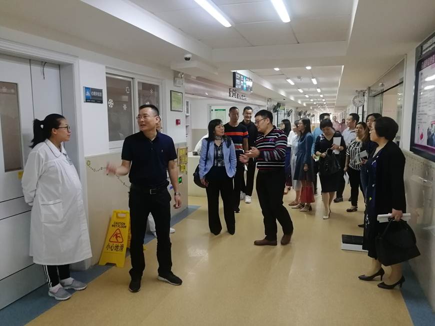 说明: D:\2018年新闻\2018年10月19日太阳官网心理健康教师前往伍仲珮纪念医院交流学习\院区参观.jpg