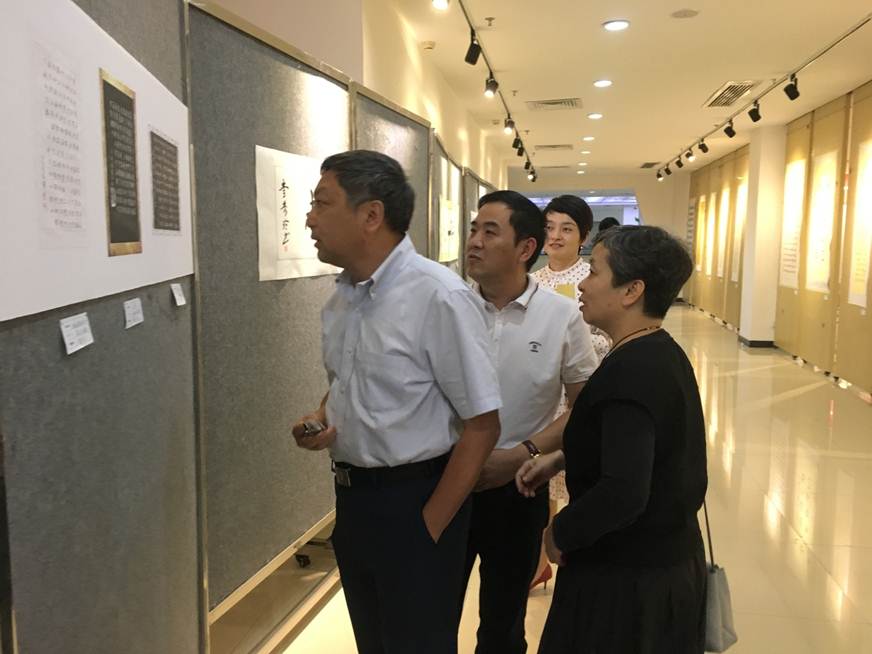 说明: D:\2018年新闻\1022工会 学校举办“书写新时代 翰墨寄丹心”——太阳集团tyc4633师生书法作品展新闻\4、开幕式现场.JPG