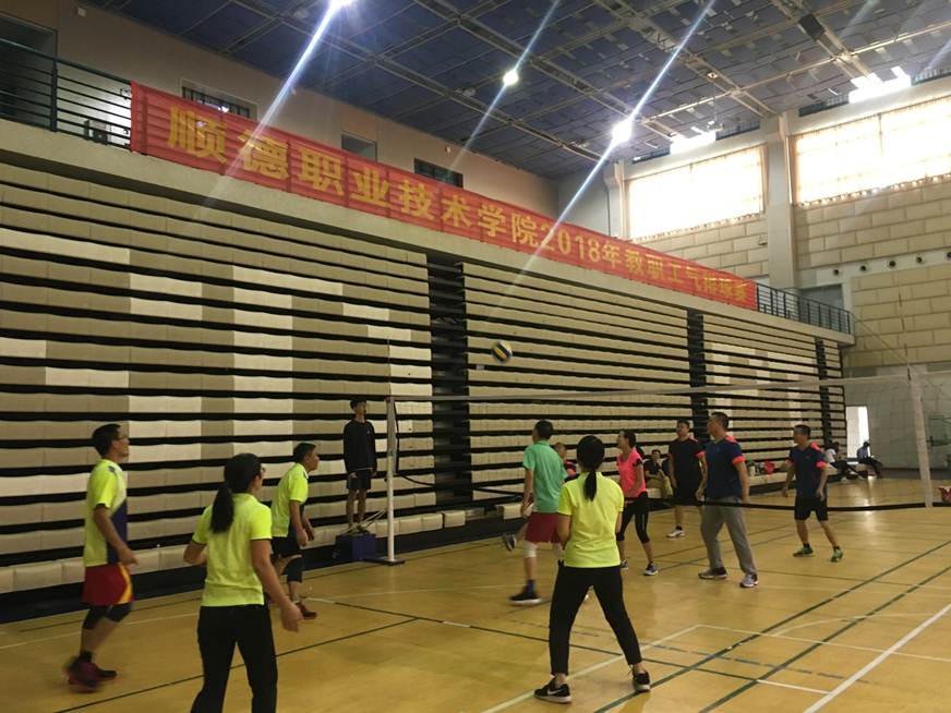 说明: D:\2018年新闻\181031 工会 太阳官网教职工气排球比赛圆满落幕\3、比赛现场.JPG