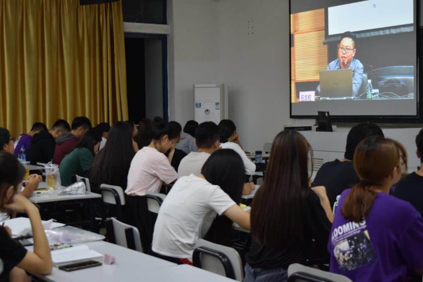 说明: 酒管学院18级晚修课室同步传播