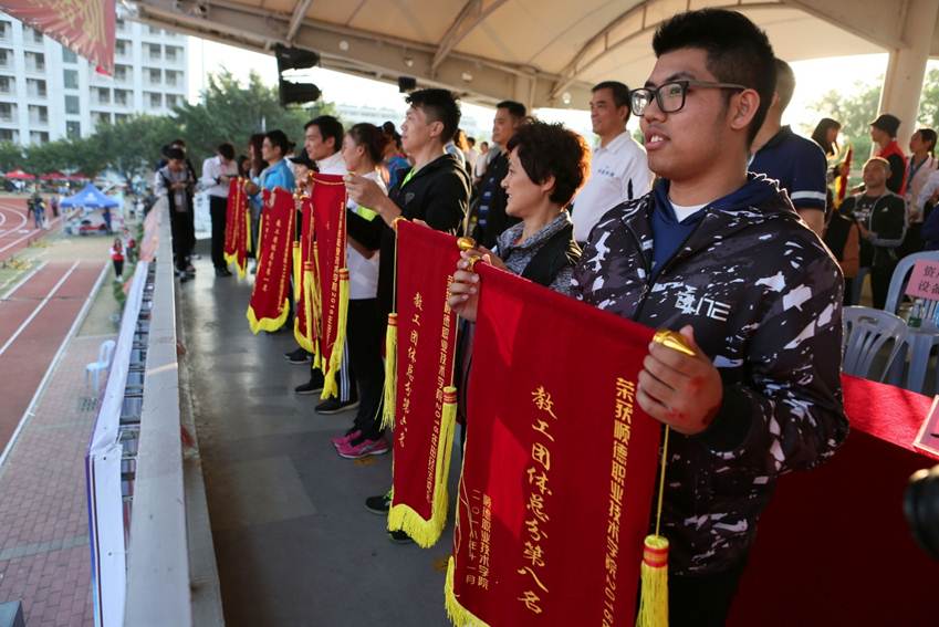 说明: C:\Users\Administrator\Desktop\闭幕式\5教工团体总分奖.JPG