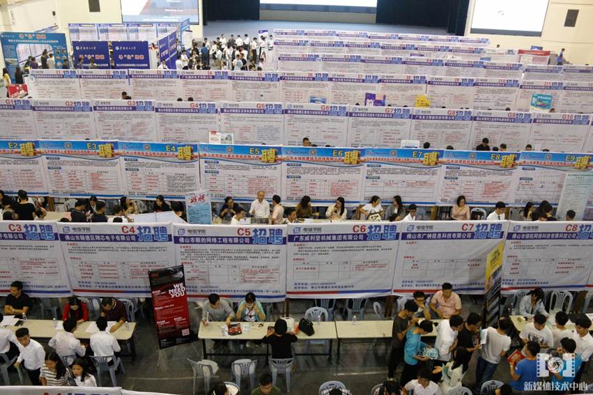 说明: D:\2018年新闻\智能制造学院招聘会通讯稿\照片\招聘会2.jpg