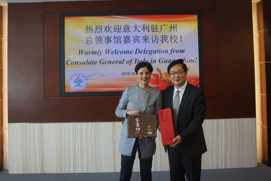 说明: D:\2018年新闻\20181217意大利驻广州总领事馆代表团来太阳官网洽谈合作\20181217意大利驻广州总领事馆代表团来太阳官网洽谈合作\DSC08811.JPG