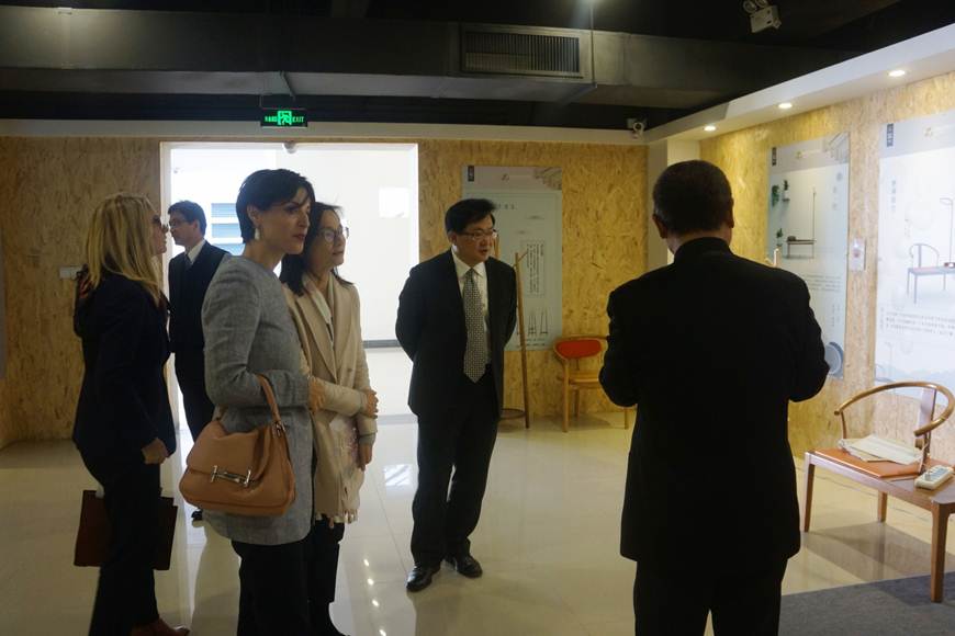 说明: D:\2018年新闻\20181217意大利驻广州总领事馆代表团来太阳官网洽谈合作\20181217意大利驻广州总领事馆代表团来太阳官网洽谈合作\DSC08819.JPG