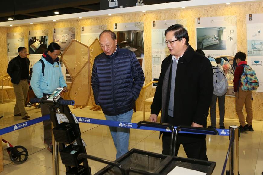 说明: D:\2018年新闻\12月31日 伍氏家族来访太阳官网\选\9R4A7882.JPG