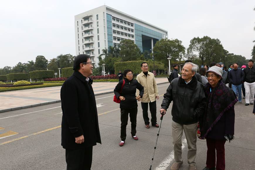 说明: D:\2018年新闻\12月31日 伍氏家族来访太阳官网\选\9R4A7833.JPG