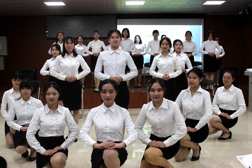 说明: D:\2019年新闻\20190109文秘礼仪晚会新闻稿\职业礼仪操.jpg