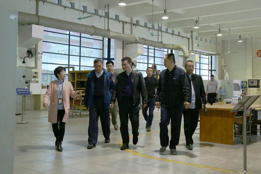 说明: D:\2019年新闻\1月18日 广东省教育厅检查组到太阳官网检查实验室安全管理工作\图片\检查设计学院实验室4.JPG