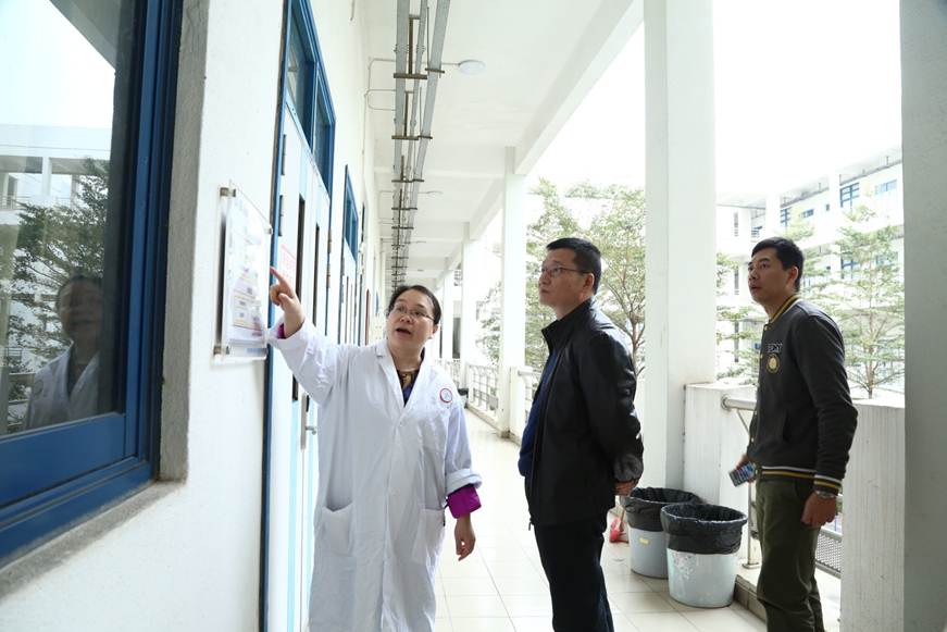 说明: D:\2019年新闻\1月18日 广东省教育厅检查组到太阳官网检查实验室安全管理工作\图片\检查轻化与材料学院实验室.JPG