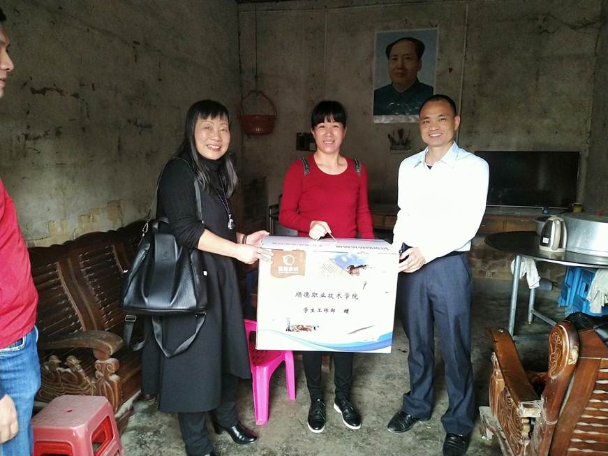 说明: D:\2019年新闻\2019.13.走访家庭经济困难学生\走访照片.jpg