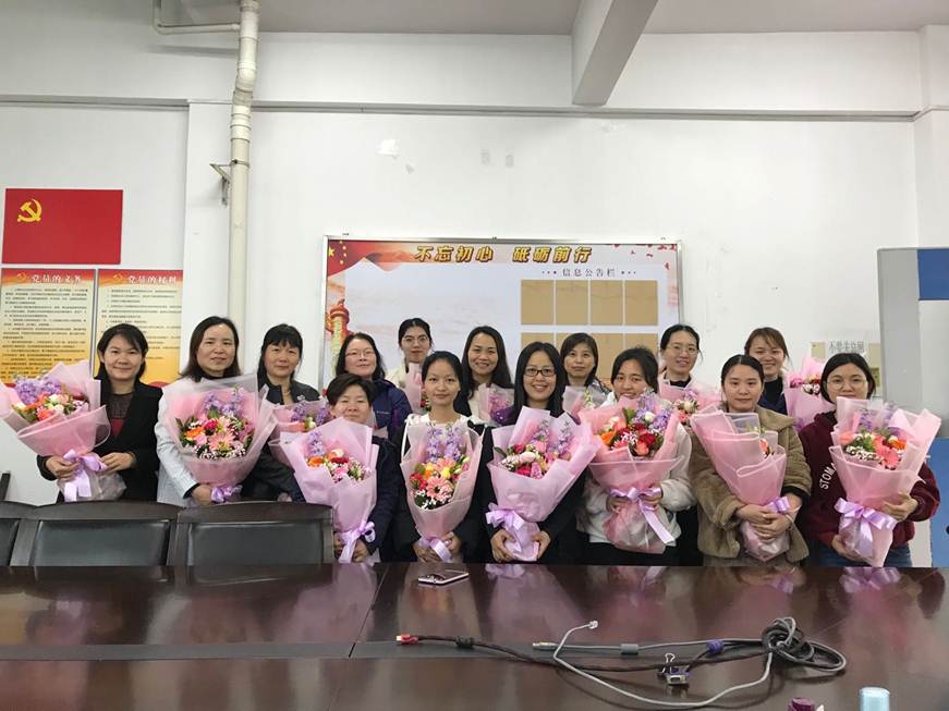说明: D:\2019年新闻\轻化与材料学院举办三八妇女节主题活动\合影留念.jpg
