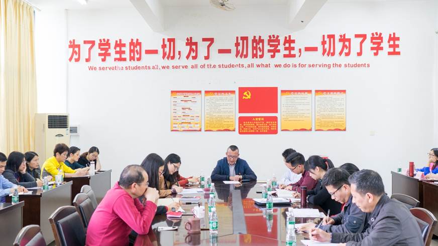 说明: D:\2019年新闻\3.13医药卫生学院党总支部顺利召开换届选举党员大会\饶喜明同志做党总支工作报告.jpg