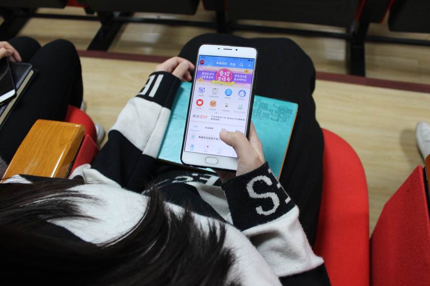 说明: D:\2019年新闻\人文学院易班学生工作分站举行专题培训会\学生使用易班.JPG