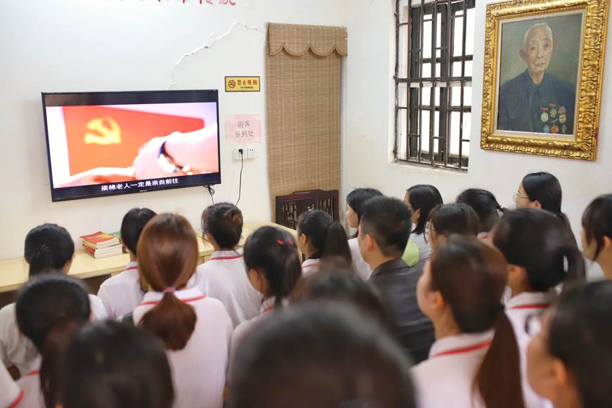 说明: D:\2019年新闻\3月20日 缅怀革命先烈，传承红色精神——商学院学生党支部开展主题党日活动\观看视频.jpg