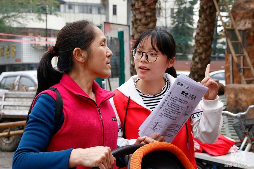 说明: D:\2019年新闻\智能制造学院开展“雷锋月”活动\2.细心解说用电安全小常识.jpg