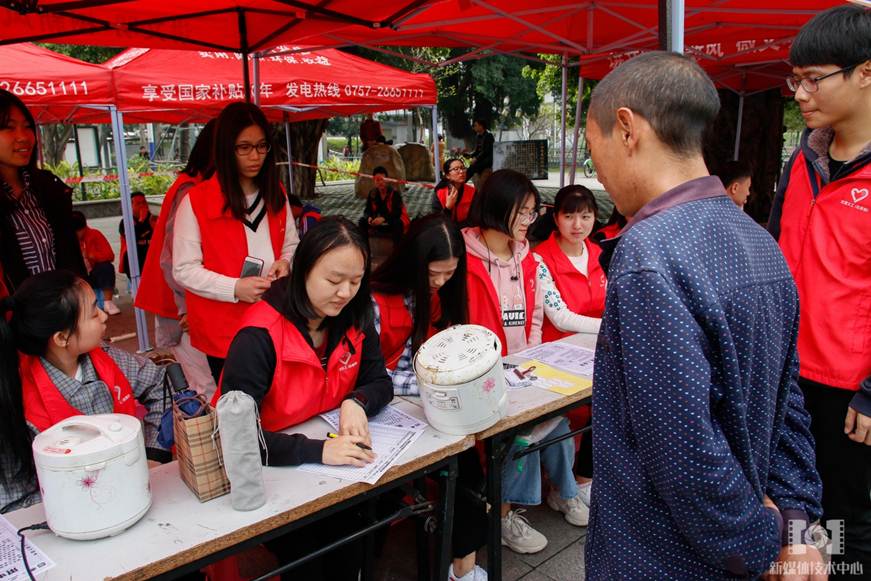 说明: D:\2019年新闻\智能制造学院开展“雷锋月”活动\3.认真做好登记.jpg