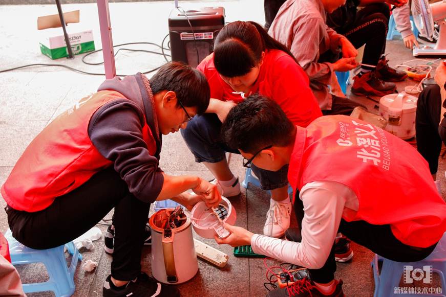 说明: D:\2019年新闻\智能制造学院开展“雷锋月”活动\4.钻研、捣鼓“罢工”电器.jpg