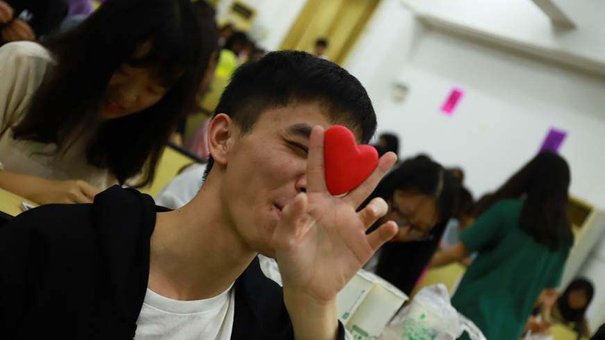 说明: F:\Users\Administrator\Desktop\3月27日 商学院心理健康月系列活动之“陶泥融情，共筑心城”团队手工制作活动顺利举行\乐趣.JPG