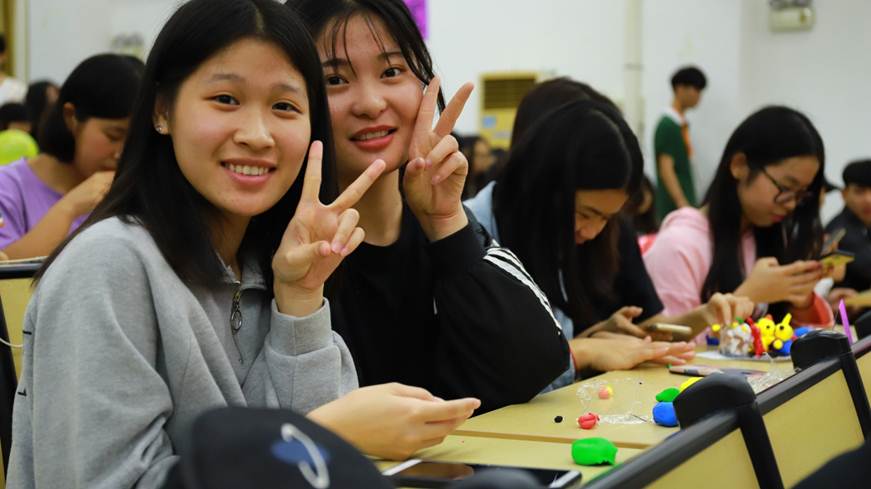 说明: F:\Users\Administrator\Desktop\3月27日 商学院心理健康月系列活动之“陶泥融情，共筑心城”团队手工制作活动顺利举行\会员.JPG