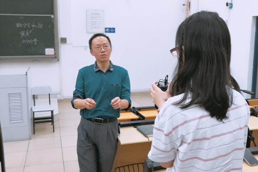 说明: D:\2019年新闻\人文学院书记、院长上思想政治理论课\书记授课.jpg