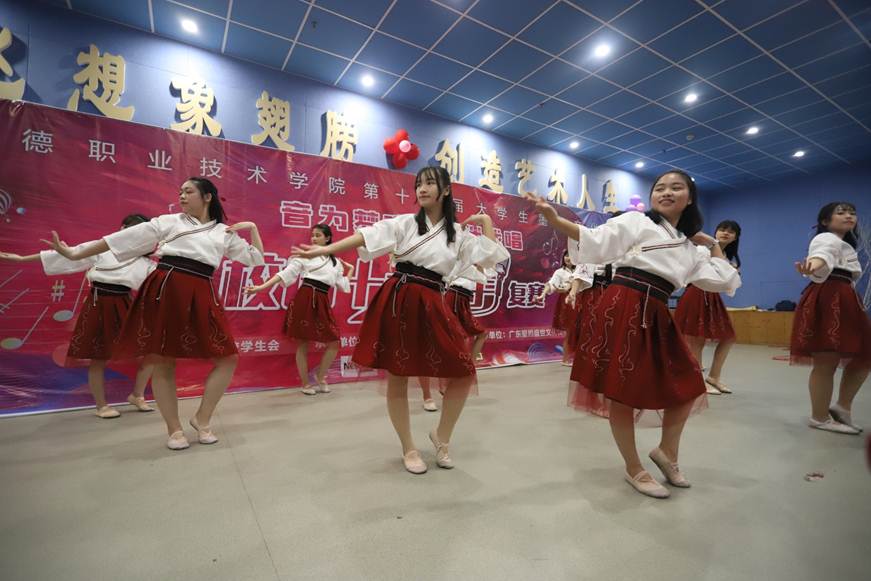 说明: D:\2019年新闻\3月27日 太阳官网第十九届大学生墨子文化节之“音为梦想，乐伴我唱”校园十大歌手复赛顺利举行\舞蹈表演.JPG