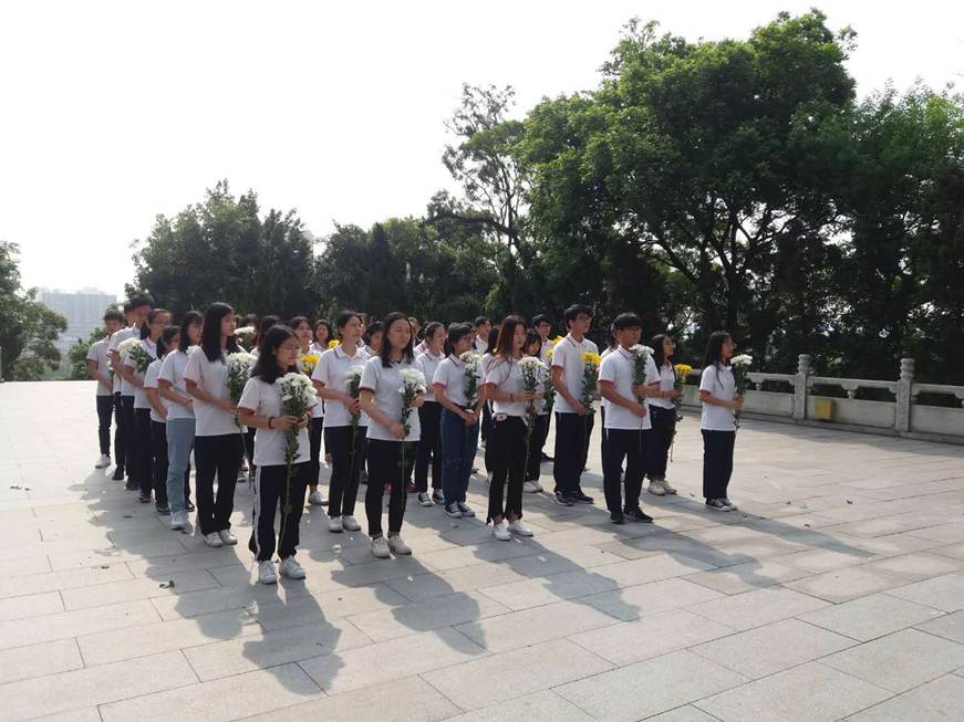 说明: D:\2019年新闻\3.30医药卫生学院团委开展清明扫墓活动\默哀..jpg