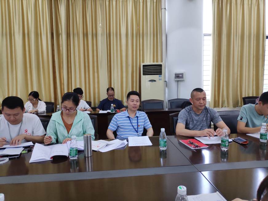 说明: D:\2019年新闻\3.31医药卫生学院学生党支部顺利召开民主生活会\会议现场.jpg