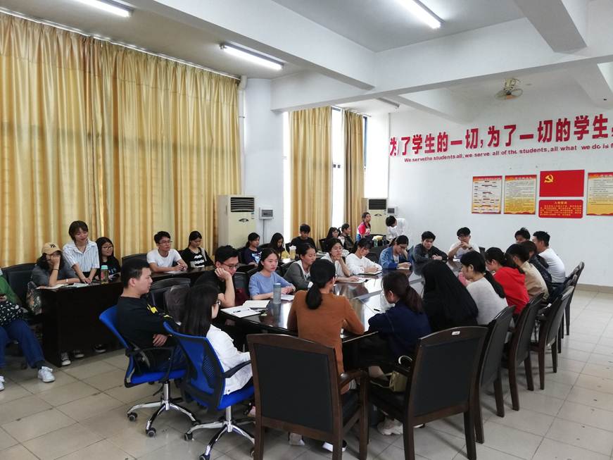 说明: D:\2019年新闻\4.4医药卫生学院组织召开学生思政与安全教育工作会议\会议现场.jpg