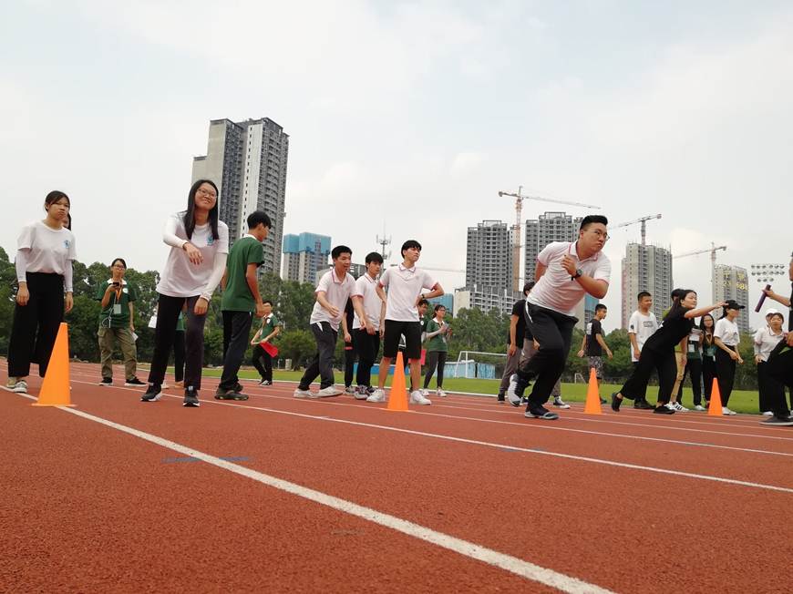 说明: D:\2019年新闻\4月10日 商学院心理健康月系列活动之“同心协力，和衷共济”班级团体活动顺利就行\游戏2.jpg