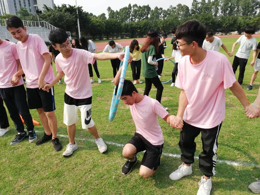 说明: D:\2019年新闻\4月10日 商学院心理健康月系列活动之“同心协力，和衷共济”班级团体活动顺利就行\游戏3.jpg