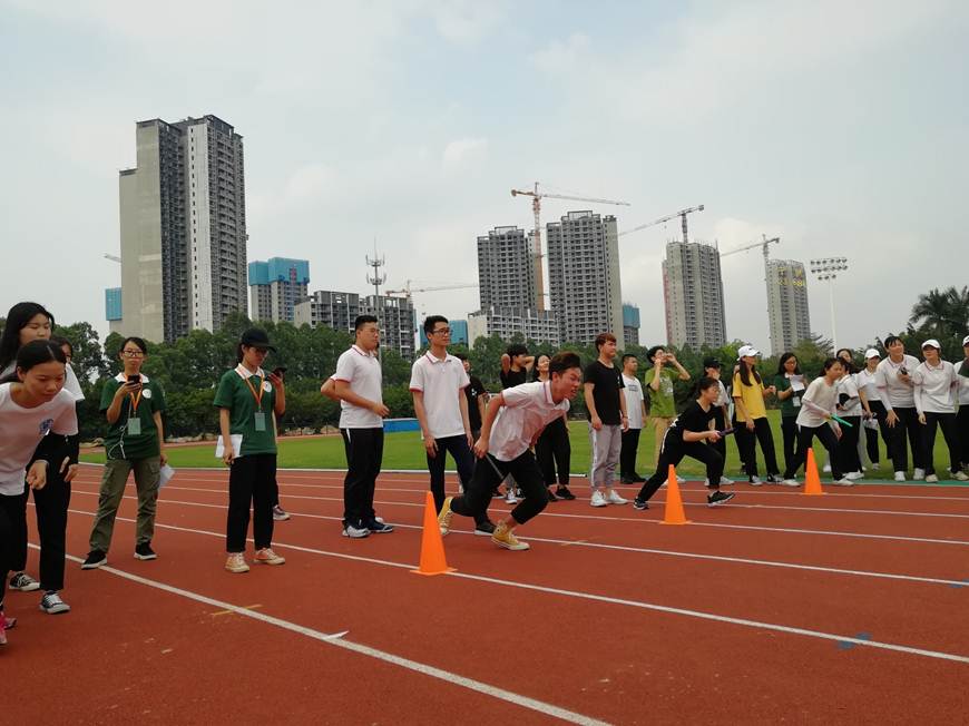 说明: D:\2019年新闻\4月10日 商学院心理健康月系列活动之“同心协力，和衷共济”班级团体活动顺利就行\游戏4.jpg