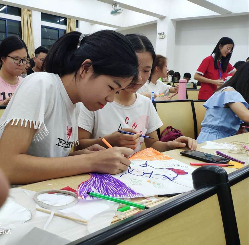 说明: D:\2019年新闻\4月10日 商学院开展“邓协相伴 筝筝日上”团队手工制作活动\微信图片_20190412152540.jpg