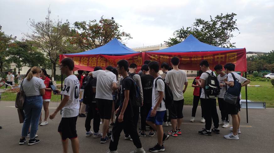 说明: D:\2019年新闻\4.10医药卫生学院成功举办结核病知识讲座\摆摊宣传.jpg