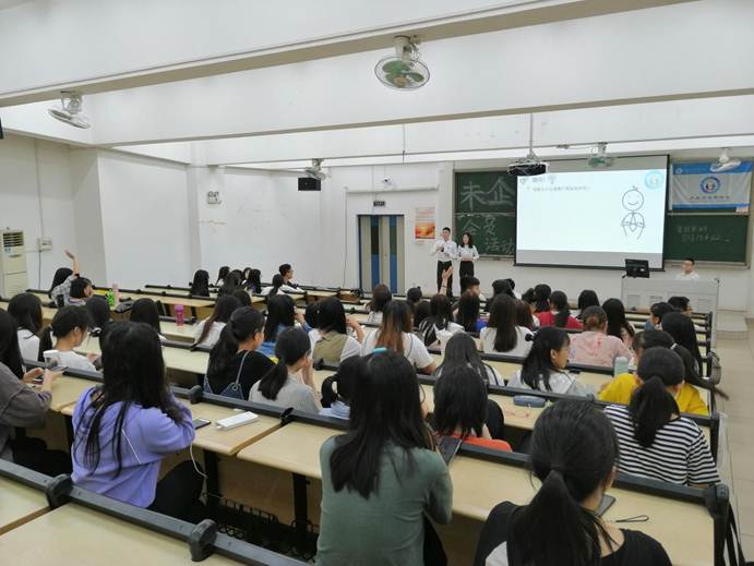 说明: D:\2019年新闻\4月17日 商学院未来企业家协会举办“小人物，大梦想”创业电影观影活动\01 活动现场.jpg